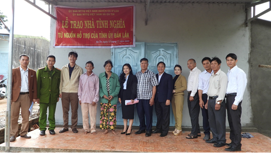 Bàn giao nhà tình nghĩa cho hộ nghèo ở xã Ea Tir